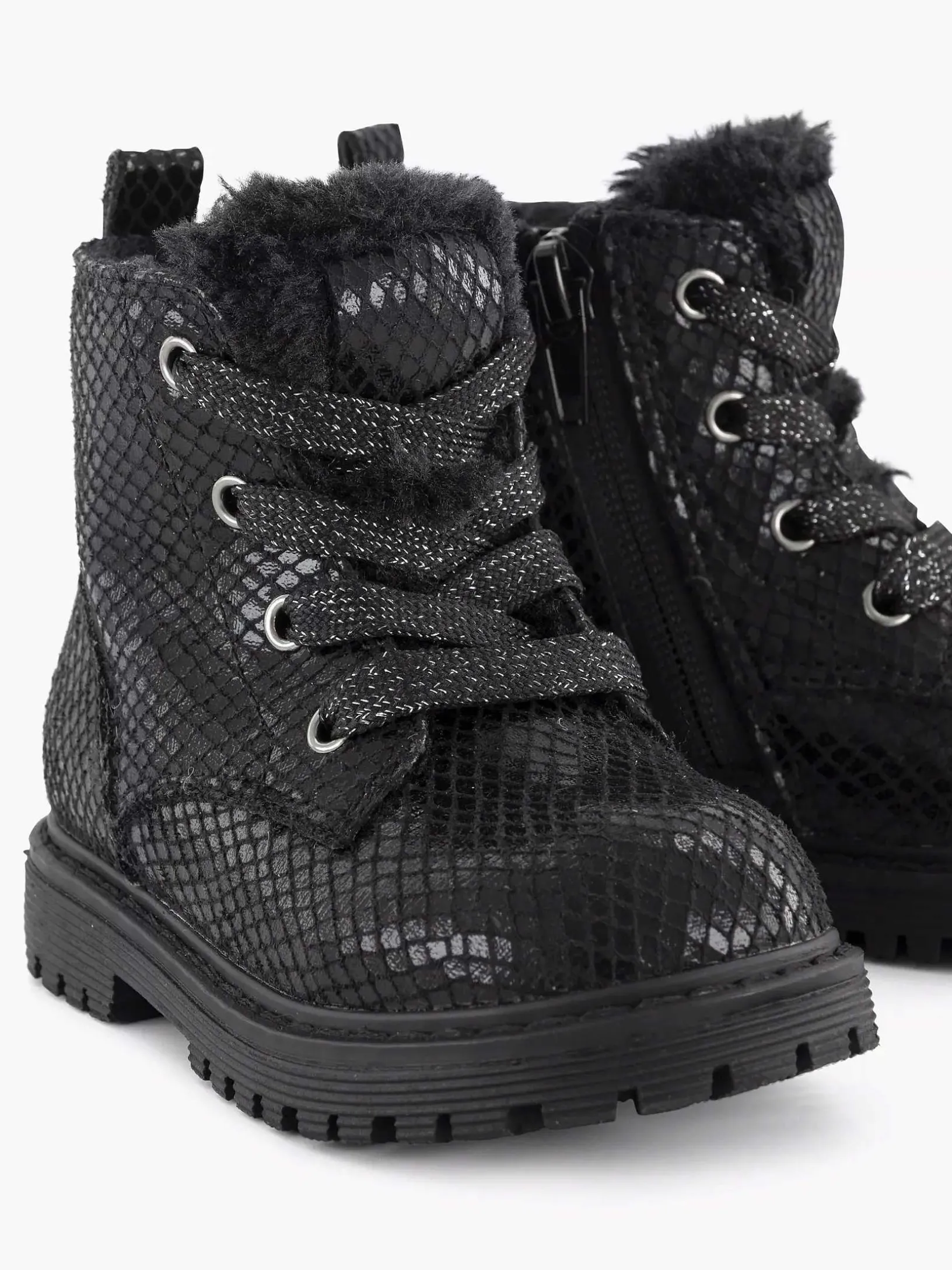 Zwarte Veterboot